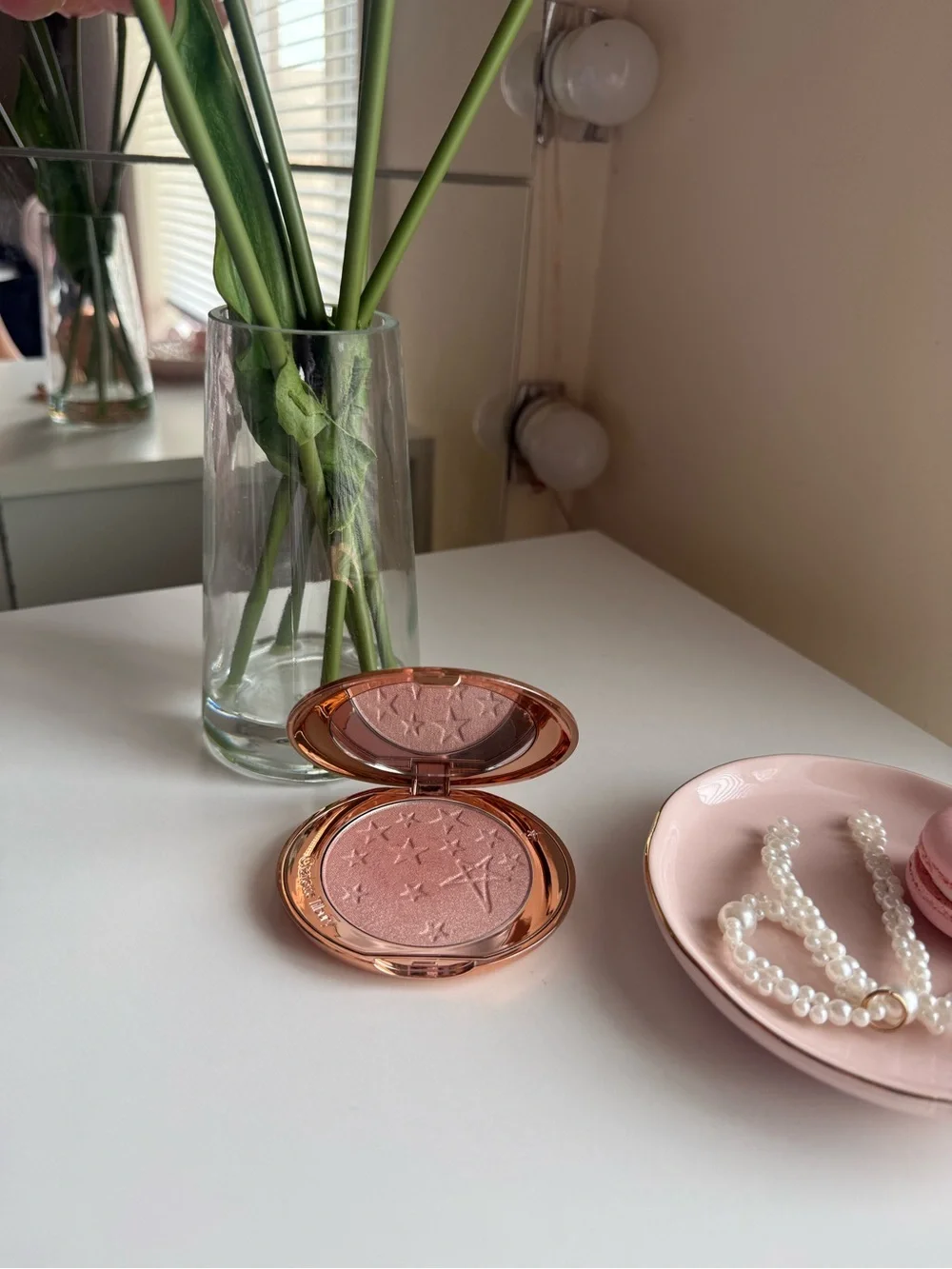 Charlotte tilbury Hollywood Glow Glide face highlighter